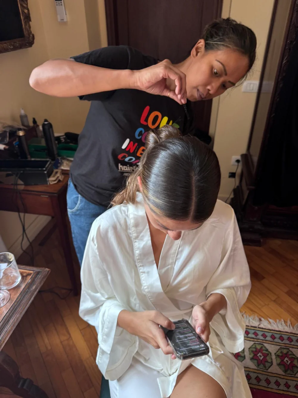 Sposa con raccolto elegante e make-up naturale — Hairforce Firenze