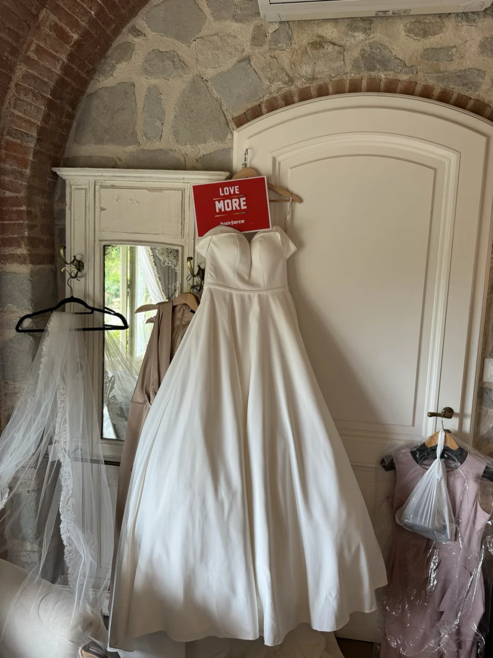 Acconciatura sposa raccolta con fiori bianchi — Hairforce Firenze